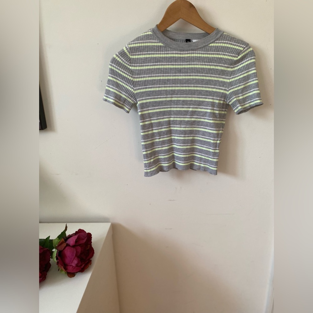 H&M grey and green striped cropped tee Juniors Size Small